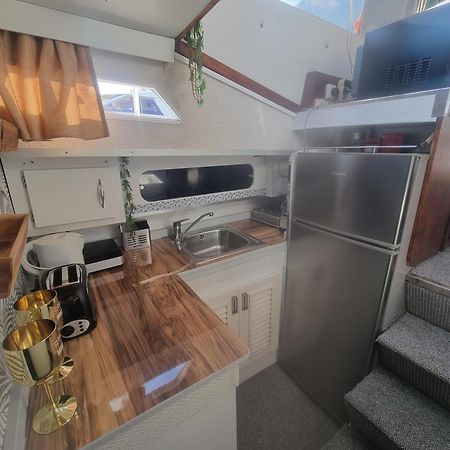 Beautiful And Comfy Boat In Barcelona With Boat Tour Option Hotel Bagian luar foto