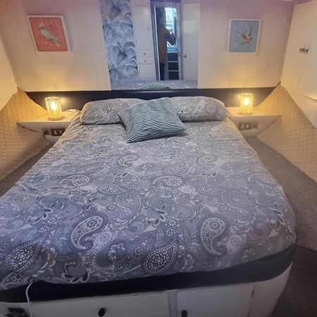 Beautiful And Comfy Boat In Barcelona With Boat Tour Option Hotel Bagian luar foto