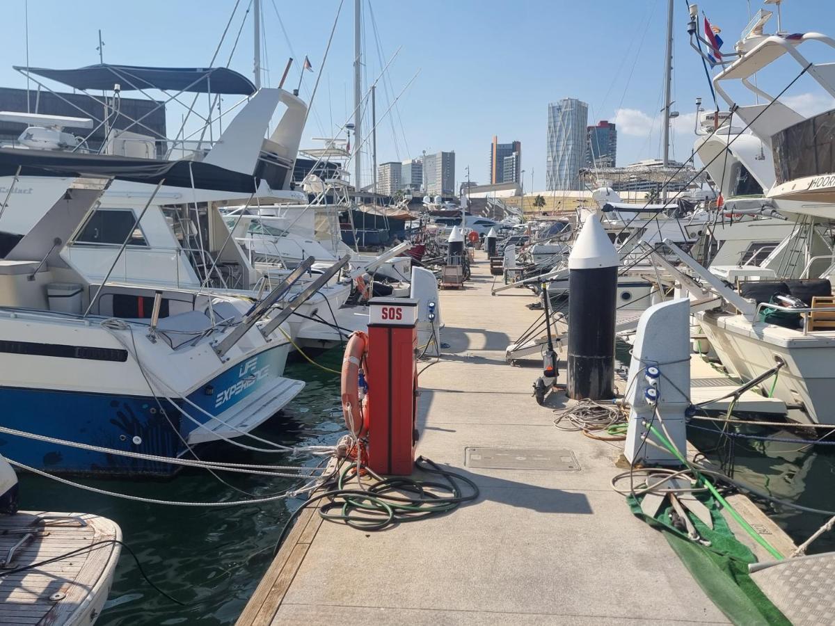 Beautiful And Comfy Boat In Barcelona With Boat Tour Option Hotel Bagian luar foto