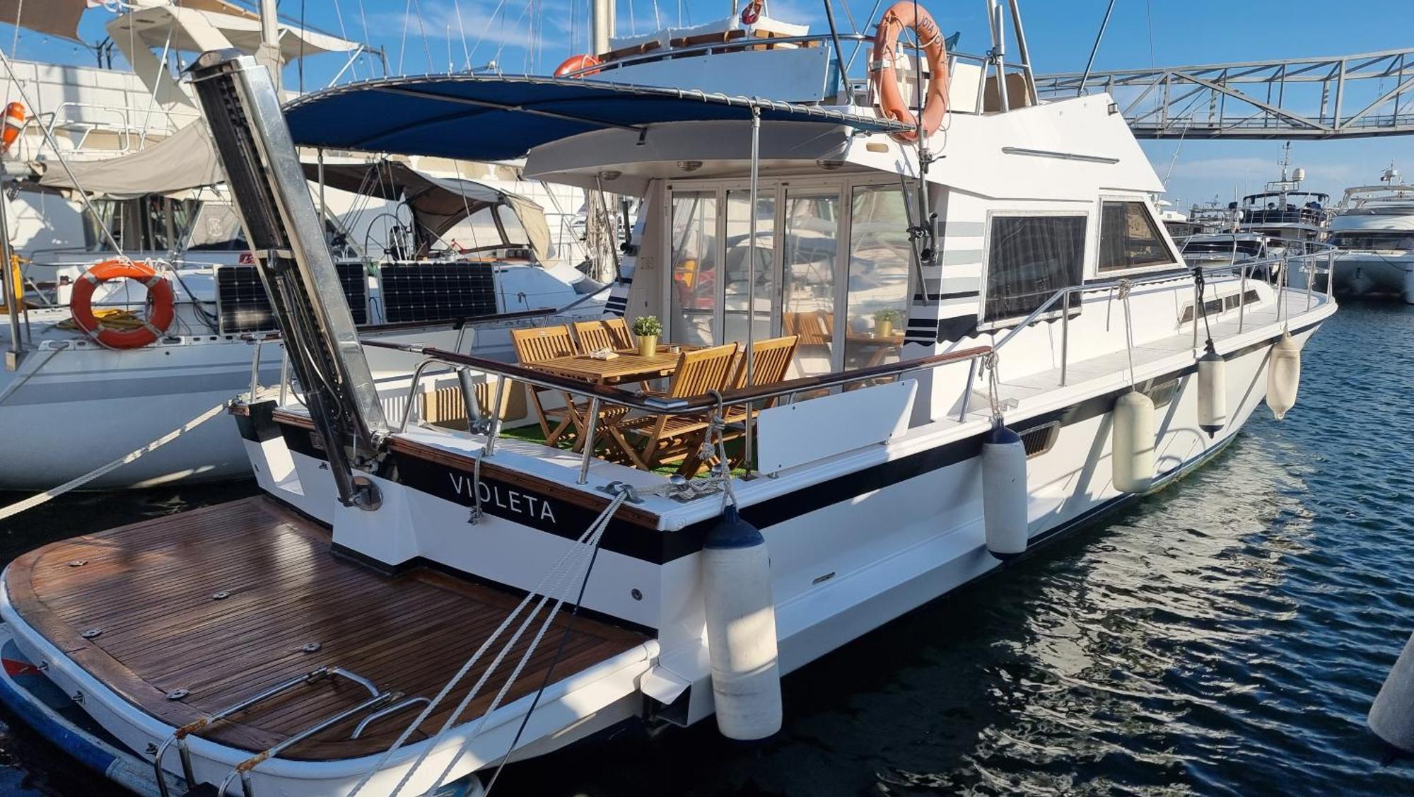 Beautiful And Comfy Boat In Barcelona With Boat Tour Option Hotel Bagian luar foto