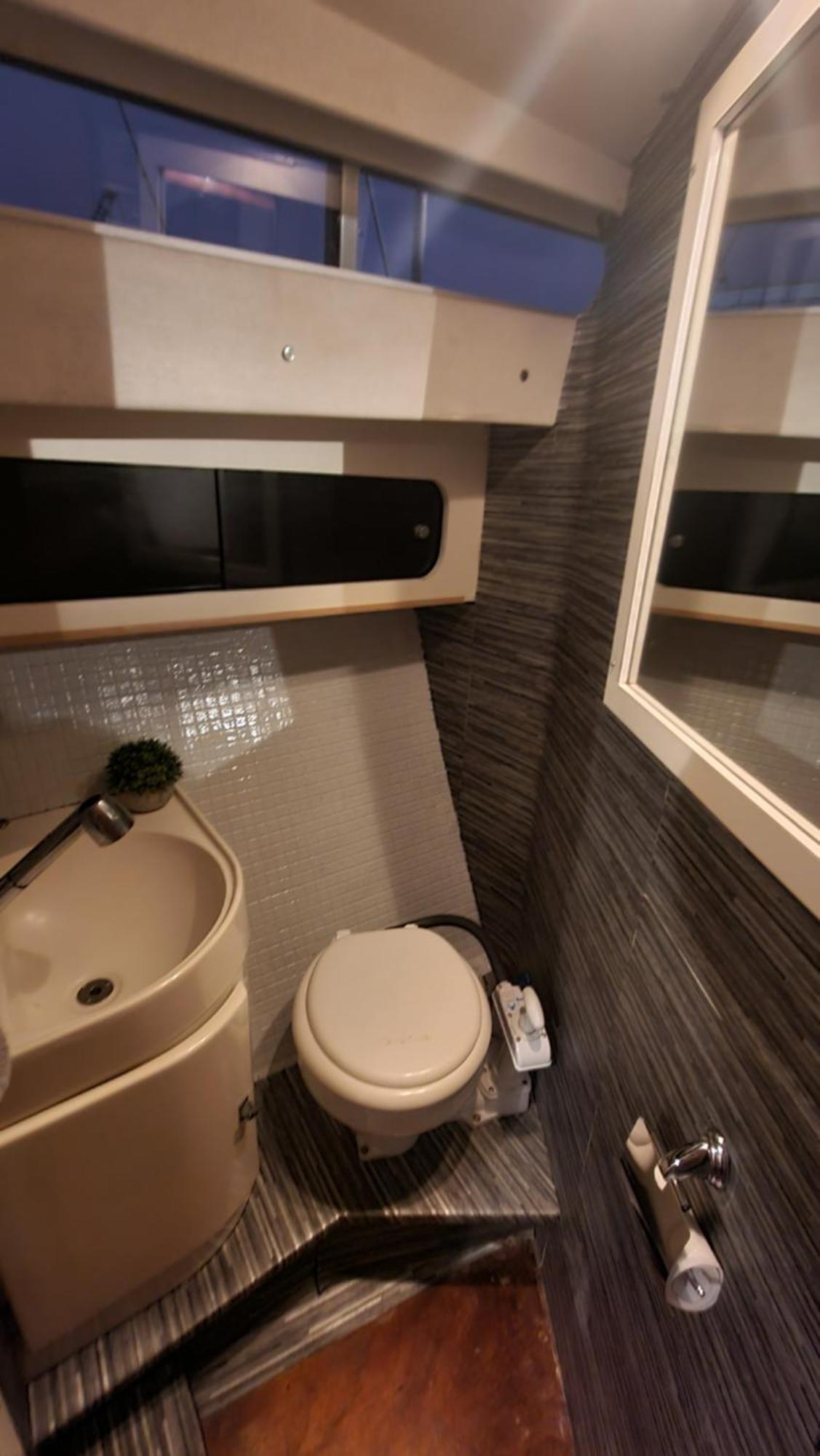 Beautiful And Comfy Boat In Barcelona With Boat Tour Option Hotel Bagian luar foto