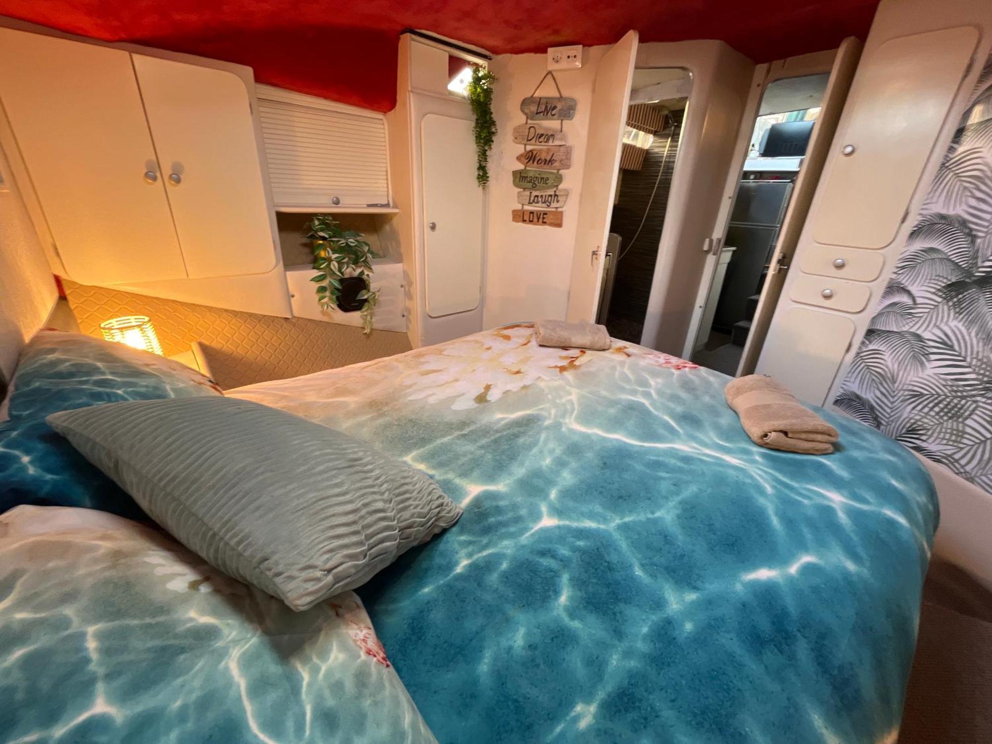 Beautiful And Comfy Boat In Barcelona With Boat Tour Option Hotel Bagian luar foto