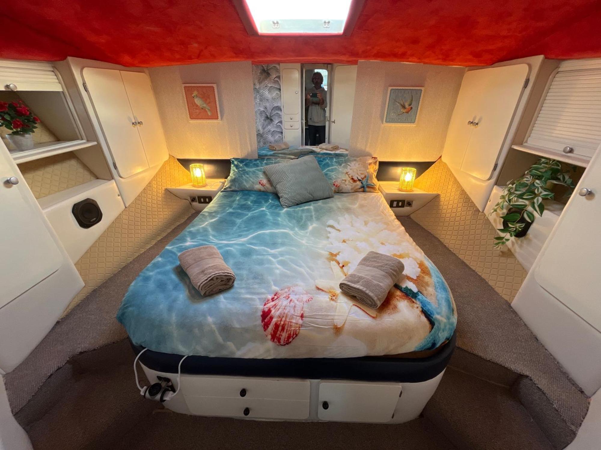 Beautiful And Comfy Boat In Barcelona With Boat Tour Option Hotel Bagian luar foto