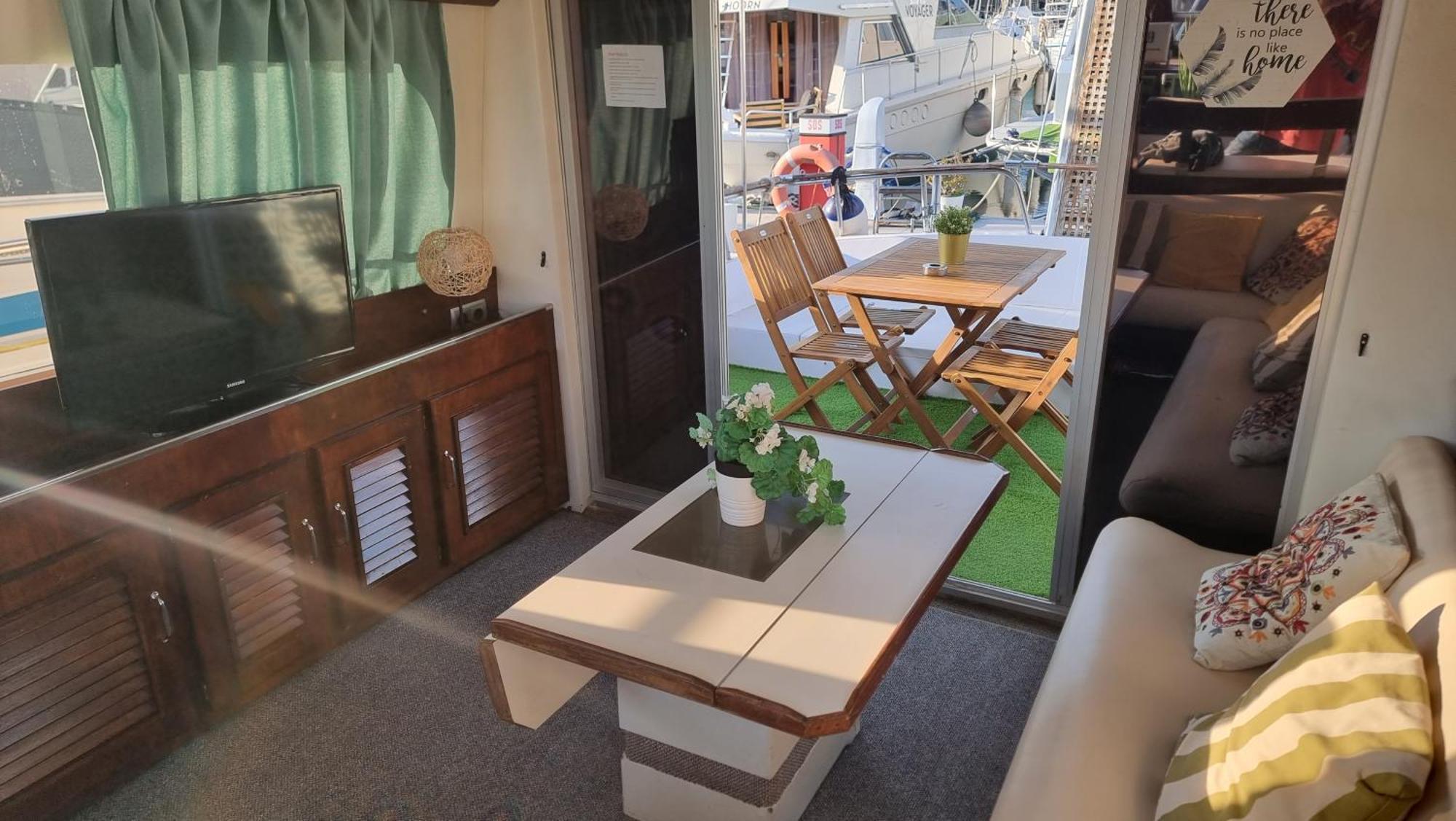 Beautiful And Comfy Boat In Barcelona With Boat Tour Option Hotel Bagian luar foto